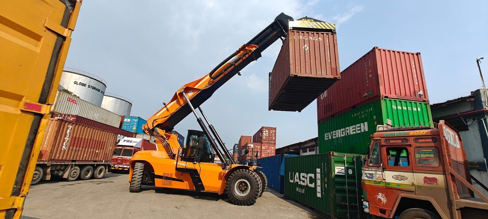 Standard Reach Stacker in Operation